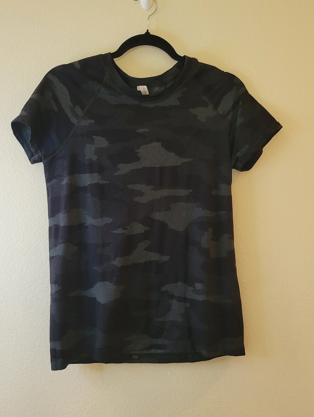 Athleta Ultimate Train Tee Black Gray Camo Short Sleeve Workout Top Ladies Large